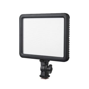 1681300507_162 Godox Led P120C -sovitinsarjassa on suorakulmainen LED-paneeli, jossa on musta kehys ja joka on kiinnitetty säädettävään kiinnikkeeseen kameroiden tai jalustojen kanssa käytettäväksi valkoista taustaa vasten.