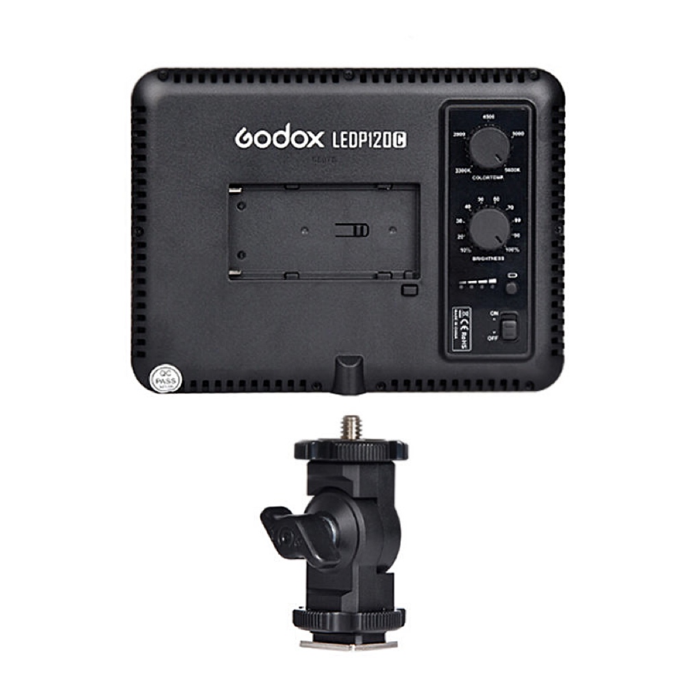 1681300507_990 Godox Led P120C Adapter Kit -videovalopaneelin takanäkymä, jossa näkyvät säätönupit, akkupaikka ja säädettävä kiinnike.