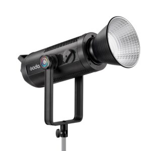 1683018528_789 Godox SZ300R Zoom RGB LED -videovalaisin on ammattimainen musta studiovalaisin, jossa on suuri hopeinen heijastin, joka on asennettu metallijalustaan ja jossa on sivusäätönuppi värillisillä korostuksilla.
