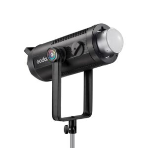 1683018529_619 Godox SZ300R Zoom RGB LED -videovalaisin on musta ammattimainen studiovalaisin, jossa on pyöristetty etuosa, säätönupit ja Godoxin logo sivussa ja joka on asennettu metallijalustaan.