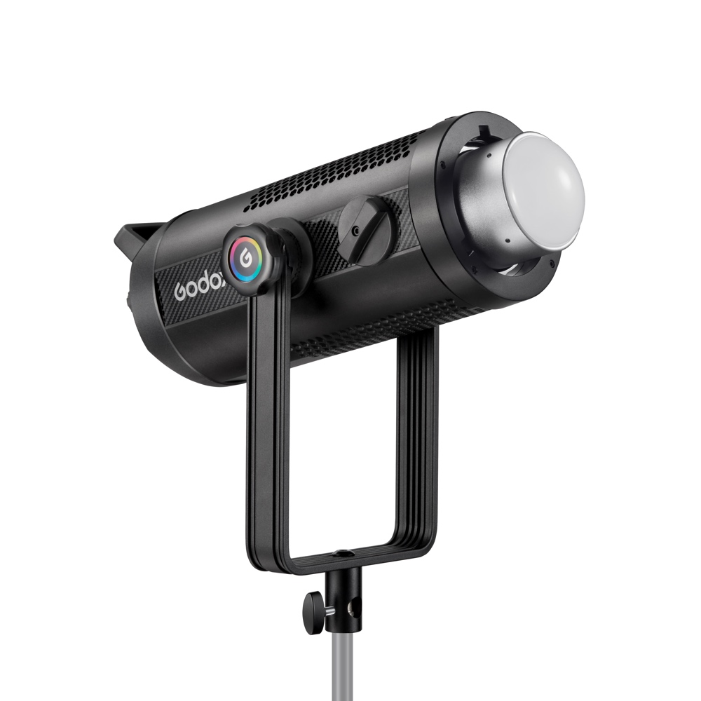 1683018529_619 Godox SZ300R Zoom RGB LED -videovalaisin on musta ammattimainen studiovalaisin, jossa on pyöristetty etuosa, säätönupit ja Godoxin logo sivussa ja joka on asennettu metallijalustaan.