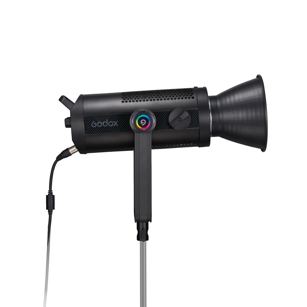 1683018529_964 Musta Godox SZ300R Zoom RGB LED RGB -LED-videovalaisin -LED-valo, jossa on kartiomainen heijastin, säätönuppi ja virtajohto, näkyy sivulta valkoisella pohjalla.