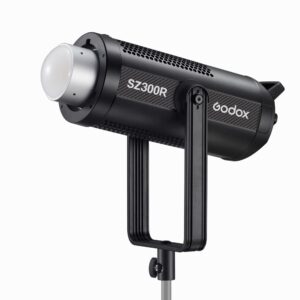 1683018530_262 Godox SZ300R Zoom RGB LED RGB Video Light -LED-valo, musta, hopeisella heijastimella, jalustalle asennettuna valkoista taustaa vasten.