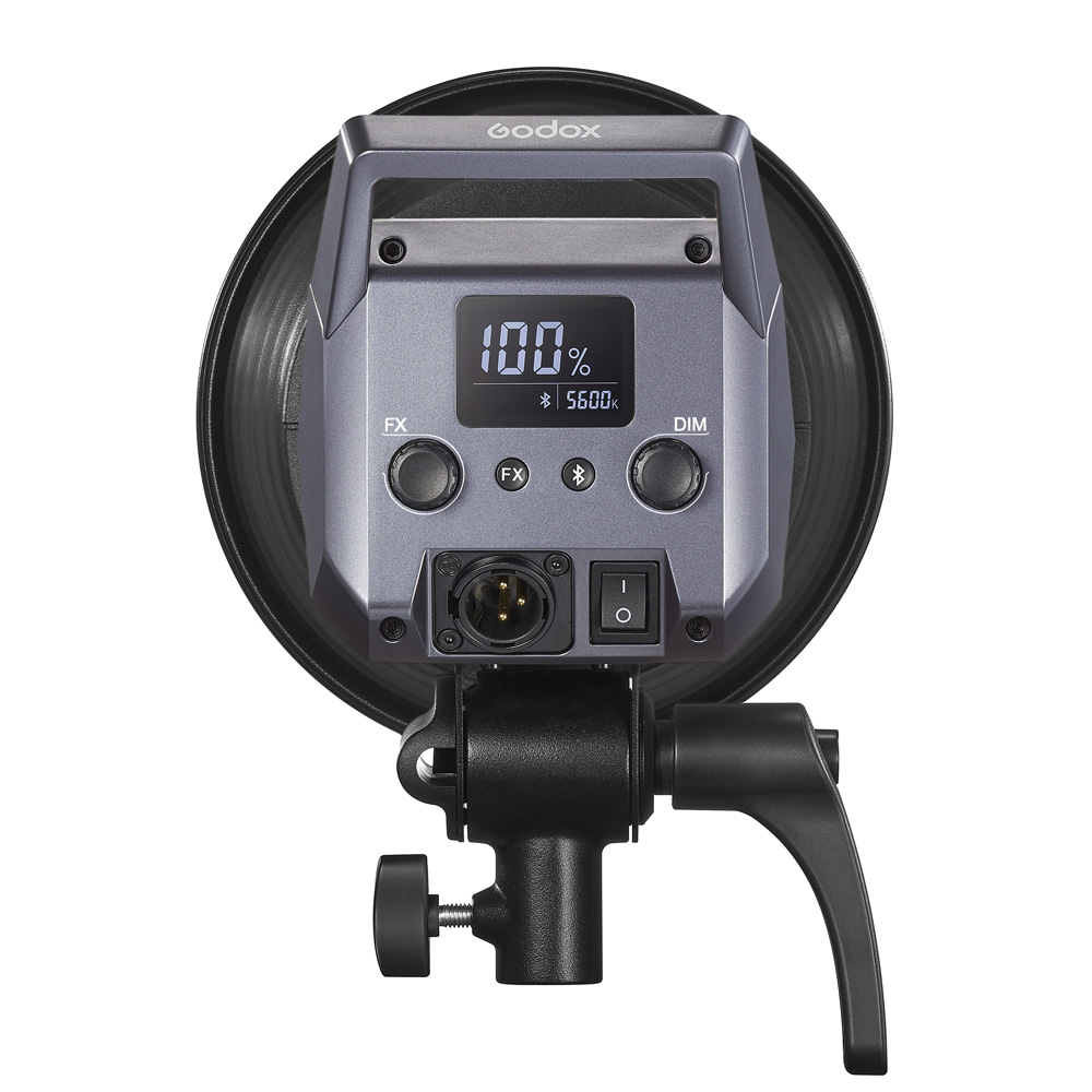 1685525289_182 Takakuva Godox Litemons LA150D Daylight Duo Kit -LED-valosarjasta, jossa on ohjauspaneeli, digitaalinen näyttö (100 %, 5600K), säätönupit, painikkeet, virtakytkin ja liitäntäportit, jotka on asennettu valotustelineen kiinnikkeeseen.