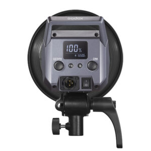 1685527750_797 Lähikuva Godox Litemons LA200Bi Bi-color Duo Kit -LED-valo -valaisimen takapaneelista, jossa on digitaalinen näyttö 100 %:n kohdalla, ohjauspainikkeet, portit, säätönupit ja kiinnitystarvikkeet.