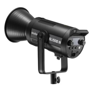 1687514029_037 Godox SL150IIIBI LED-valo -videovalaisin, jossa on suuri heijastin, säädettävä kiinnike, ohjauspaneeli ja tuuletusaukot, kuvattuna kolmen neljäsosan kulmassa valkoisella pohjalla.