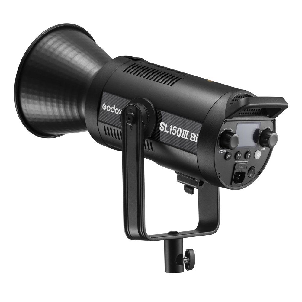 1687514029_037 Godox SL150IIIBI LED-valo -videovalaisin, jossa on suuri heijastin, säädettävä kiinnike, ohjauspaneeli ja tuuletusaukot, kuvattuna kolmen neljäsosan kulmassa valkoisella pohjalla.