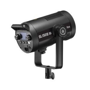 1687514030_118 Godox SL150IIIBI LED-videovalaisin -LED-valo mustana, jossa on ohjauspainikkeet, LCD-näyttö ja kahvakiinnike, kulmattu valkoisella taustalla.