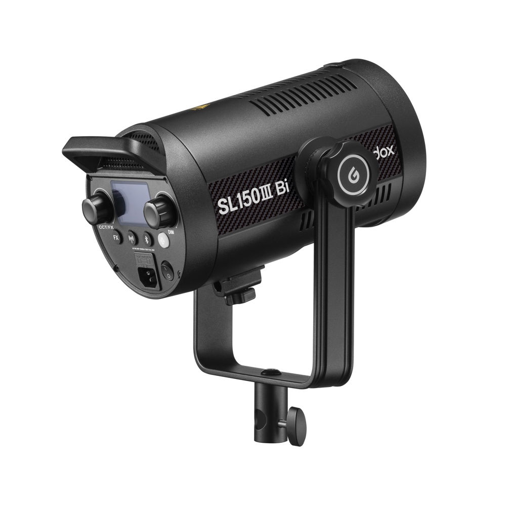 1687514030_118 Godox SL150IIIBI LED-videovalaisin -LED-valo mustana, jossa on ohjauspainikkeet, LCD-näyttö ja kahvakiinnike, kulmattu valkoisella taustalla.