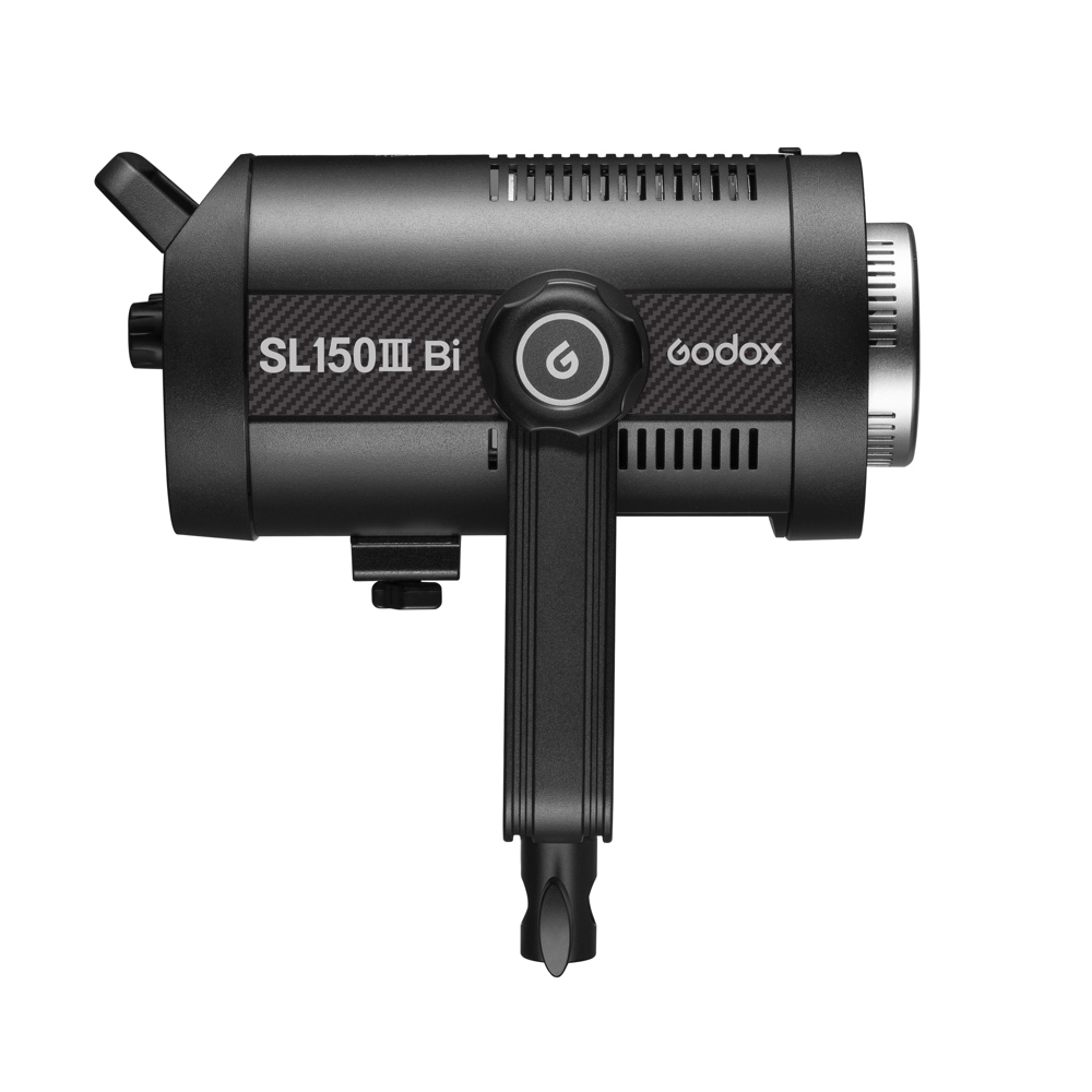 1687514031_603 Godox SL150IIIBI LED-videovalaisin -LED-valo mustana, jossa on tuuletusaukot, säätönuppi ja kiinnitysteline, näkyy sivulta valkoisella pohjalla.