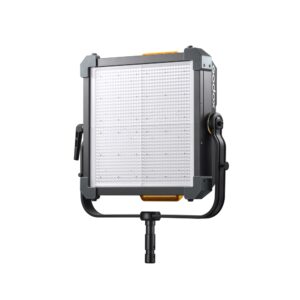 1687530244_528 Godox KNOWLED P600Bi Hard Panel Light on neliönmuotoinen LED-paneeli, jossa on polttimoruudukko, harmaat sivut oransseilla korostuksilla ja säädettävä musta kiinnike. Godoxin tuotemerkki näkyy oikeassa reunassa.