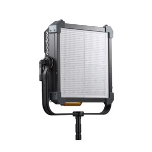 1687530245_207 Godox KNOWLED P600Bi Hard Panel Light on suorakulmainen LED-paneeli, jossa on polttimoruudukko, joka on kiinnitetty U-muotoiseen kiinnikkeeseen ja mustaan jalustaan, kuvassa valkoista taustaa vasten.