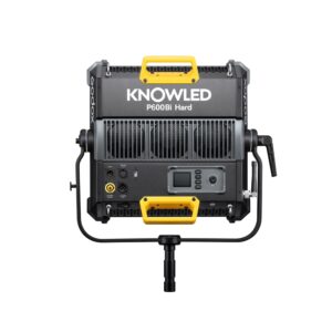 1687530246_458 Mustan ja harmaan Godox KNOWLED P600Bi Hard Panel Light -valaisimen takanäkymä, jossa on keltaiset kahvat ja jossa näkyy sen ohjauspaneeli, portit ja säätönupit.