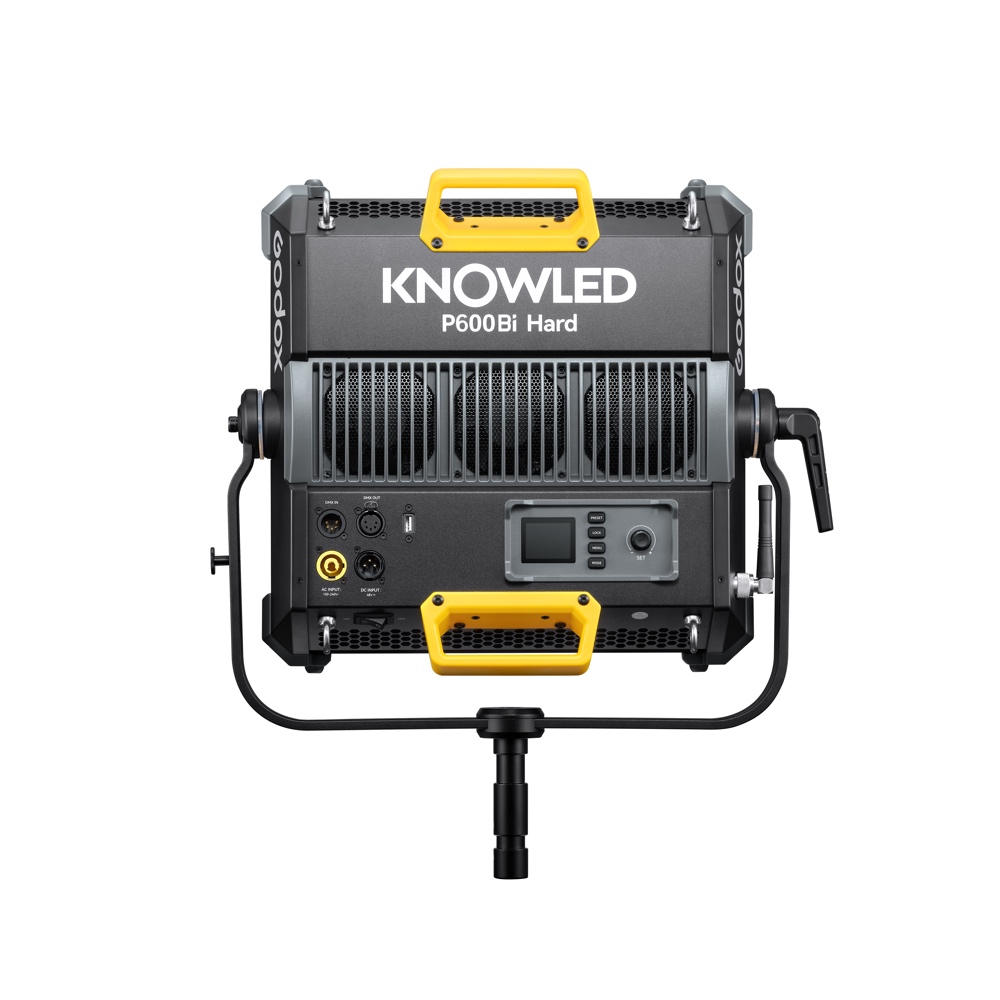 1687530246_458 Mustan ja harmaan Godox KNOWLED P600Bi Hard Panel Light -valaisimen takanäkymä, jossa on keltaiset kahvat ja jossa näkyy sen ohjauspaneeli, portit ja säätönupit.