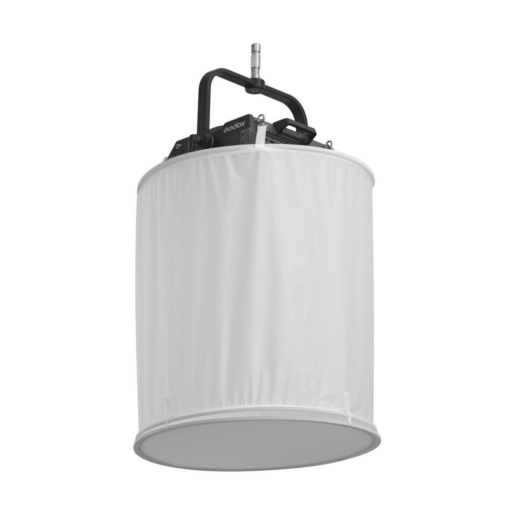 1688468929_462 Godox P600BHSS White Diffusion Skirt for P600Bi Hard on lieriömäinen kankainen diffuusori, jossa on metallinen kiinnike ja yläkiinnityspiste, joka on suunniteltu studiovalolaitteille.