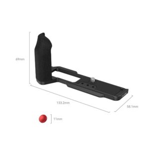 1688479254_821 SmallRig 4260 L-muotoinen kahva Fujifilm X-T5:lle (musta) on kooltaan 69 mm (korkeus) × 133,2 mm (pituus) × 58,1 mm (leveys), siinä on 11 mm:n punainen painike, ja se sisältää ruuvin sekä näkyvät kiinnitysreiät levyssä.