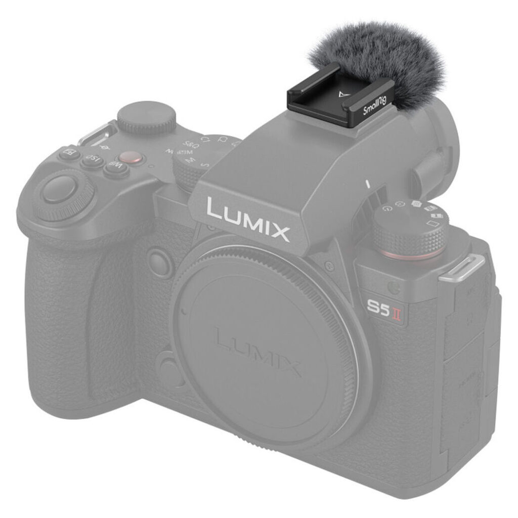 1688651937_350 Lumix S5 II -kameran runko ilman objektiivia näkyy lähikuvassa, ja sen päälle on asennettu SmallRig 4245 Furry Windscreen for Panasonic LUMIX S5 II/S5 IIX.
