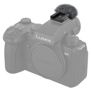 1688651937_350 Lumix S5 II -kameran runko ilman objektiivia näkyy lähikuvassa, ja sen päälle on asennettu SmallRig 4245 Furry Windscreen for Panasonic LUMIX S5 II/S5 IIX.