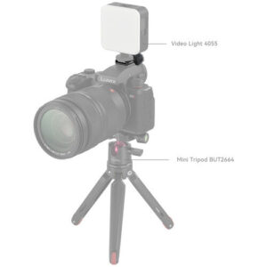 1688651939_335 Digitaalikamera kiinnitettynä ministatiiviin, johon on kiinnitetty SmallRig 4245 Furry Windscreen for Panasonic LUMIX S5 II / S5 IIX. Tarrat osoittavat turkistuulisuojan (4245) ja ministatiivin (BUT2664).