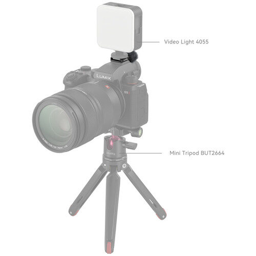 1688651939_335 Digitaalikamera kiinnitettynä ministatiiviin, johon on kiinnitetty SmallRig 4245 Furry Windscreen for Panasonic LUMIX S5 II / S5 IIX. Tarrat osoittavat turkistuulisuojan (4245) ja ministatiivin (BUT2664).