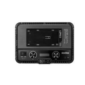 1688732139_570 Godox LDP8D Streaming Slim -paneelivalaisin on suorakulmainen LED-videopaneeli, jossa on säätönupit, päälle/pois-kytkin, LED-näyttö, paristopaikka ja mallinimi etupuolella.