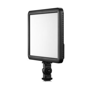1688733092_802 Godox LDP18D Streaming Slim -paneelivalaisimessa on suorakulmainen LED-muotoilu mustalla kehyksellä, ja se on asennettu säädettävään kiinnikkeeseen kameran tai jalustan kiinnitystä varten, kuvassa valkoista taustaa vasten.