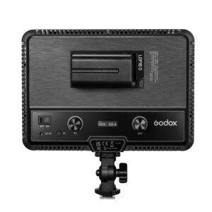 1688733093_118 Musta Godox LDP18D Streaming Slim -paneelivalaisin takaa katsottuna, jossa on säätönupit, paristopaikka, virtakytkin, kiinnityskannatin ja näkyvät asetukset, joissa on Godoxin logo paneelissa.