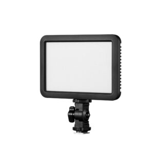 1688734028_555 Godox LDP8Bi Streaming Slim -paneelivalaisimessa on suorakulmainen LED-paneeli, jossa on musta kehys ja joka on kiinnitetty säädettävään tukikannattimeen.