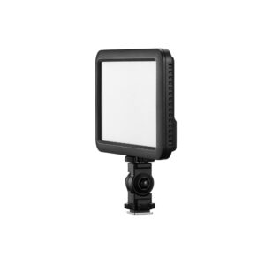 1688734029_827 Godox LDP8Bi Streaming Slim -paneelivalaisin on kompakti, suorakulmainen LED-videovalaisin, jossa on himmeä etupaneeli, joka on asennettu mustaan säädettävään kiinnikkeeseen ja joka on esitetty eristettynä valkoisella taustalla.