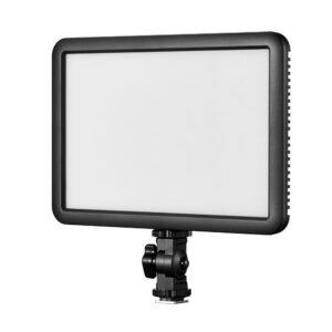 1688734591_121 Godox LDP18Bi Streaming Slim -paneelivalaisimessa on himmeä etupaneeli, musta runko ja säädettävä kiinnike, joka sopii erinomaisesti valokuvaukseen tai videotuotantoon. Suorakulmainen paneeli näkyy tavallista valkoista taustaa vasten.