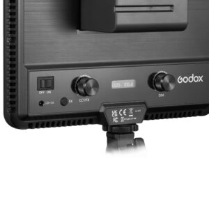 1688734593_724 Lähikuva Godox LDP18Bi Streaming Slim -paneelivalaisimen ohjauspaneelista, jossa on säätönupit, LCD-näyttö, virtakytkin, tuloliitännät ja kiinnitystarvikkeet. Godoxin logo näkyy oikealla puolella.