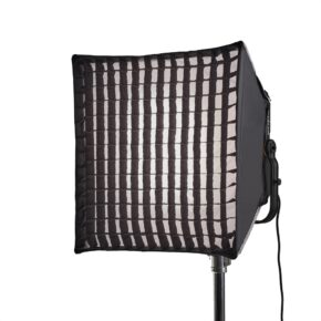 1689148091_343 Godox P600BHS22 Rectangle Grid Softbox -studiovalaisin on asennettu jalustalle, ja siinä on musta ristikko, joka mahdollistaa hallitun, tarkennetun valaistuksen ja vähentää valon leviämistä. Virtajohto on näkyvissä oikealla.