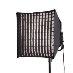 1689148091_343 Godox P600BHS22 Rectangle Grid Softbox -studiovalaisin on asennettu jalustalle, ja siinä on musta ristikko, joka mahdollistaa hallitun, tarkennetun valaistuksen ja vähentää valon leviämistä. Virtajohto on näkyvissä oikealla.