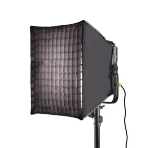 1689148091_774 Godox P600BHS22 Rectangle Grid Softbox on asennettu valaisinjalustaan ja valaisee vasemmalta. Valaisimesta roikkuu virtajohto.