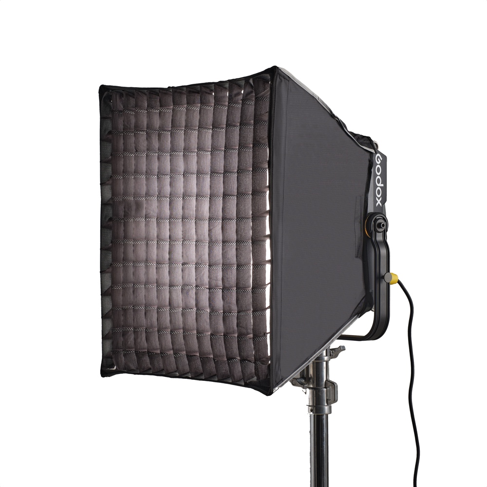 1689148091_774 Godox P600BHS22 Rectangle Grid Softbox on asennettu valaisinjalustaan ja valaisee vasemmalta. Valaisimesta roikkuu virtajohto.