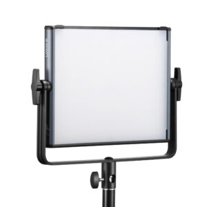 1689156793_553 Godox KNOWLED LDX50BI -paneelivalaisin Bi-Color on suorakulmainen LED-paneeli, jossa on himmeä diffuusori ja joka on asennettu säädettävään mustaan jalustaan, jossa on kallistuskahvat molemmilla puolilla.