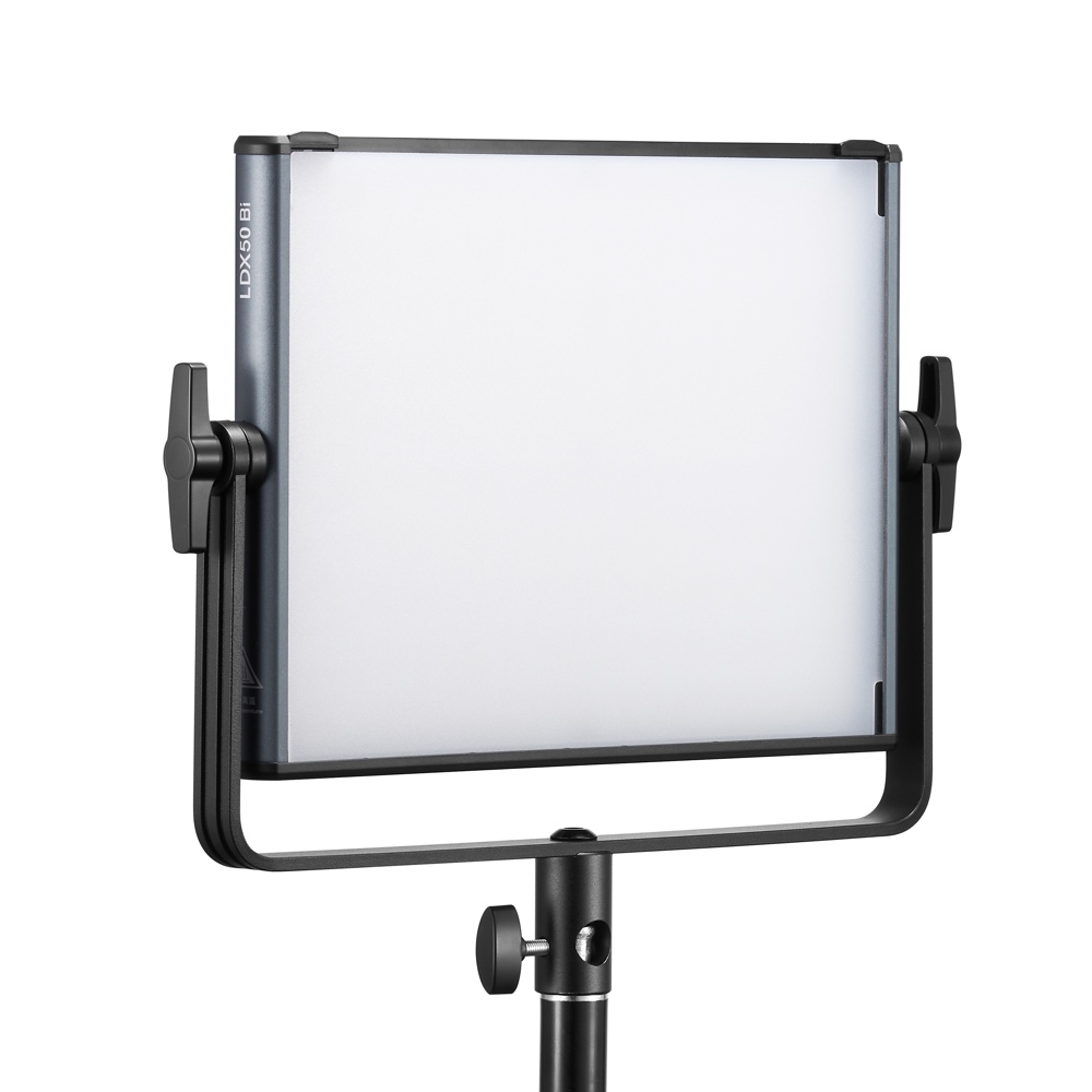 1689156793_553 Godox KNOWLED LDX50BI -paneelivalaisin Bi-Color on suorakulmainen LED-paneeli, jossa on himmeä diffuusori ja joka on asennettu säädettävään mustaan jalustaan, jossa on kallistuskahvat molemmilla puolilla.