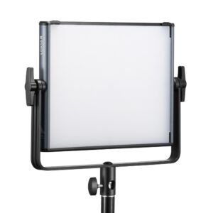 1689239490_716 Godox KNOWLED LDX50R -paneelivalaisimessa RGBWW on suorakulmainen LED-paneeli himmeällä valkoisella diffuusorilla, joka on asennettu mustaan säädettävään jalustaan, jossa on sivukahvat helppoa kallistamista varten.