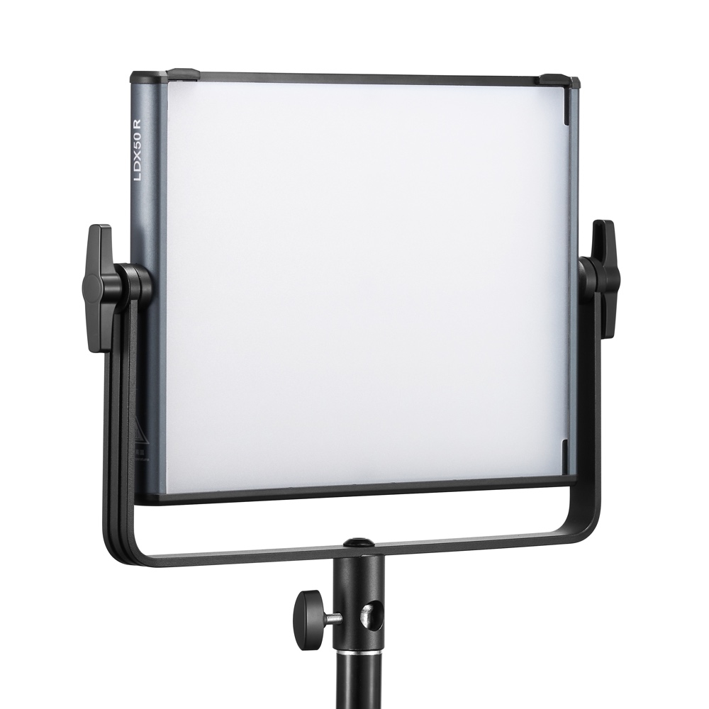 1689239490_716 Godox KNOWLED LDX50R -paneelivalaisimessa RGBWW on suorakulmainen LED-paneeli himmeällä valkoisella diffuusorilla, joka on asennettu mustaan säädettävään jalustaan, jossa on sivukahvat helppoa kallistamista varten.