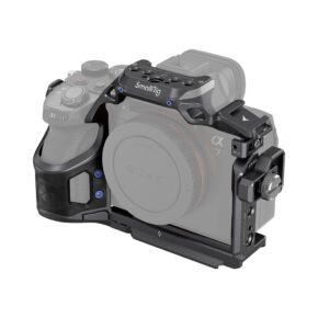 1689775257_780 Sony Alpha -kamera metallisessa SmallRig 4308 "Rhinoceros" Cage Kit for Sony A7R V/A7 IV/A7S III -häkkisarjassa, jossa on useita kiinnityspisteitä ja kuvioitu kahva, valkoisella pohjalla.