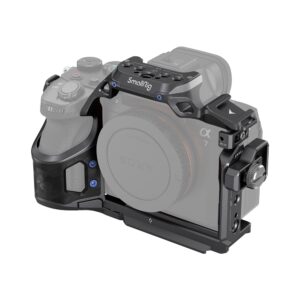 1689775257_780 Sony Alpha -kamera metallisessa SmallRig 4308 "Rhinoceros" Cage Kit for Sony A7R V/A7 IV/A7S III -häkkisarjassa, jossa on useita kiinnityspisteitä ja kuvioitu kahva, valkoisella pohjalla.