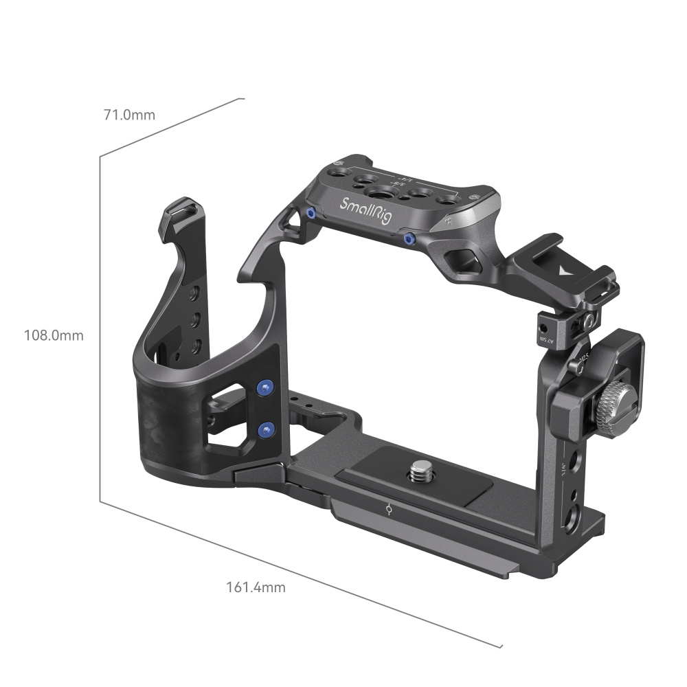 1689775257_988 SmallRig 4308 "Rhinoceros" Cage Kit for Sony A7R V/A7 IV/A7S III on musta metallinen häkki, jossa on useita kiinnityspisteitä, ergonominen vasen kahva ja mitat 71,0 mm (K) x 108,0 mm (L) x 161,4 mm (L).