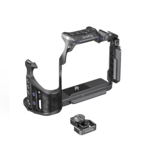 1689775258_831 SmallRig 4308 "Rhinoceros" Cage Kit Sony A7R V / A7 IV / A7S III -kameroille sisältää metallirungon, jossa on ergonomiset kahvat, kiinnityspisteet ja edessä näkyvä irrotettava kiinnityskappale.