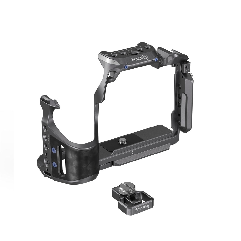 1689775258_831 SmallRig 4308 "Rhinoceros" Cage Kit Sony A7R V / A7 IV / A7S III -kameroille sisältää metallirungon, jossa on ergonomiset kahvat, kiinnityspisteet ja edessä näkyvä irrotettava kiinnityskappale.