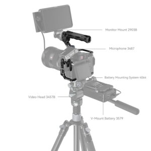 1689777458_659 SmallRig 4198 Cage Kit for Sony Alpha 7 III/7R III on esitetty jalustalla, jossa on merkitty komponentit: Monitorikiinnike 2903B, mikrofoni 3487, akkujärjestelmä 4064, videopää 3457B ja V-mount-akku 3579.