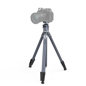 1689864217_072 SmallRig 4222 Lightweight Travel Tripod AP 02, hopeanvärinen ja musta, kolmella säädettävällä jalalla varustettu kolmijalkainen matkateline, jonka päälle on asennettu digitaalikamera valkoista taustaa vasten.