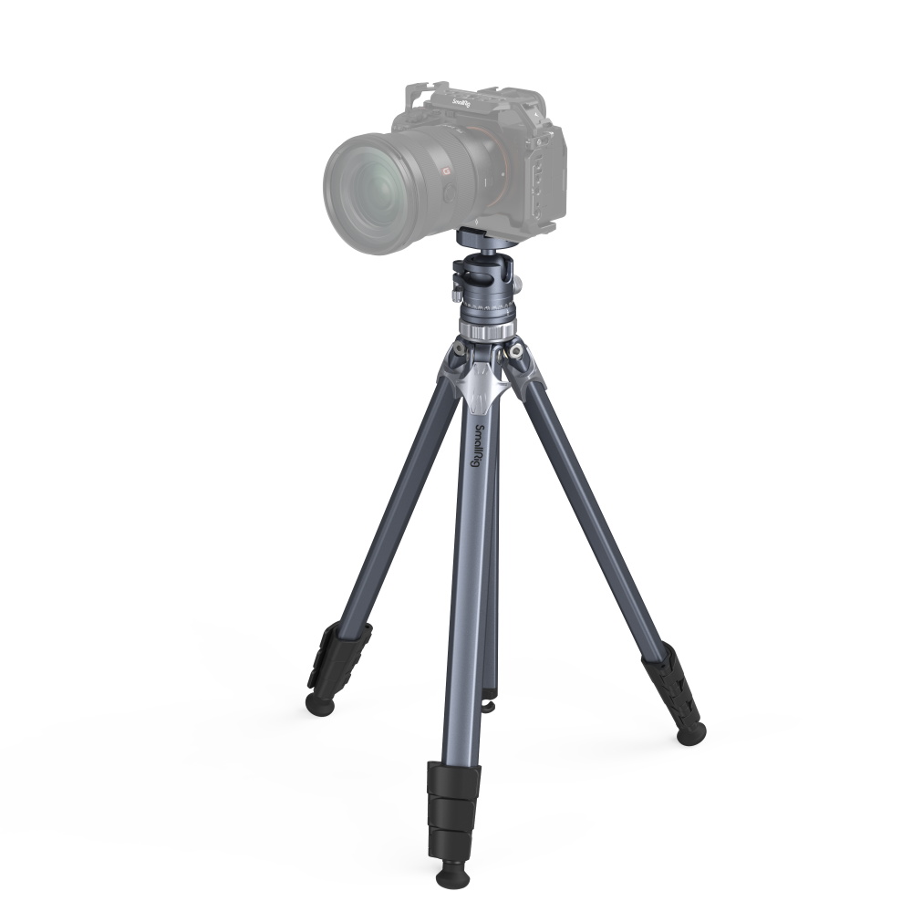 1689864217_072 SmallRig 4222 Lightweight Travel Tripod AP 02, hopeanvärinen ja musta, kolmella säädettävällä jalalla varustettu kolmijalkainen matkateline, jonka päälle on asennettu digitaalikamera valkoista taustaa vasten.
