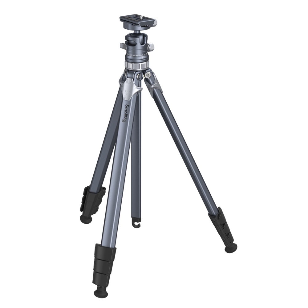 1689864217_400 SmallRig 4222 Lightweight Travel Tripod AP-02 on hopeanvärinen ja musta jalusta, jossa on kolme säädettävää jalkaa, kumijalat ja pikakiinnityslevy kameran helppoa kiinnittämistä varten.