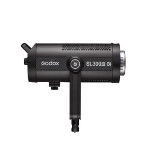 1692103363_920 Musta Godox SL300IIIBi Bi Color LED Light -LED-valo, jossa on sylinterimäinen runko, tuuletusaukot, säätönuppi ja kiinnitysteline, näkyy sivuprofiilissa valkoista taustaa vasten.