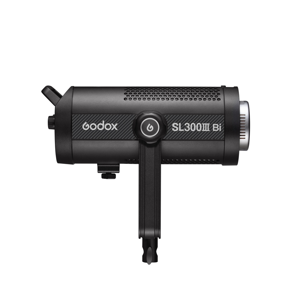 1692103363_920 Musta Godox SL300IIIBi Bi Color LED Light -LED-valo, jossa on sylinterimäinen runko, tuuletusaukot, säätönuppi ja kiinnitysteline, näkyy sivuprofiilissa valkoista taustaa vasten.